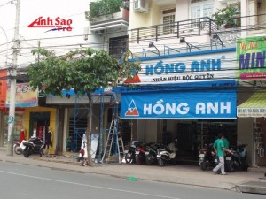 Với đội ngũ nhân viên thi công bảng hiệu alu có thâm niên thi công alu nhiều năm, những chuyên viên tư vấn, thiết kế lành nghề cùng máy móc trang thiết bị hiện đại, kho xưởng rộng rãi Ánh Sao Trẻ sẽ luôn đảm bảo uy tín đối với khách hàng về chất lượng thẩm mỹ sản phẩm, thời gian tiến độ cũng như giá thành sản phẩm.