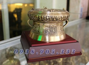 + Hộp đựng: bằng giầy bìa đề-can, chân đế: bằng gỗ phủ sơn.