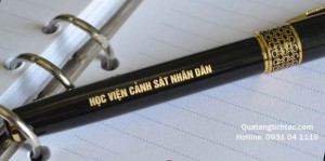 Chất liệu: Hợp Kim loại
Loại bút: Bút nắp bật
Loại ngòi: ngòi bi
Loại mực: Mực nước màu xanh
Phụ kiện đi kèm: Hộp đựng bút sang trọng
Nội dung: Khắc tên theo yêu cầu