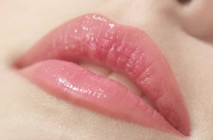 Phun xăm môi màu mực hàn quốc giá bao nhiêu tiền
