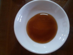 Mật ong dú bao giờ cũng sậm màu hơi đục vì phấn hoa lẫn bên trong