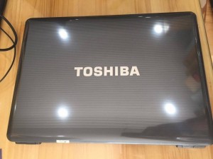 Em cần bán laptop toshiba giá 2tr6