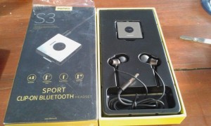 Tai nghe Bluetooth RB-S3 với bộ phận kết nối bluetooth riêng biệt