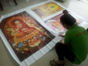 In Kỹ Thuật Số sở hữu máy in tại trung tâm in ấn của mình, không thuê ngoài dịch vụ, in ngay khi bạn đặt hàng, không để bạn chờ lâu; chủ động được khâu in thử, in test cho bạn khi cần