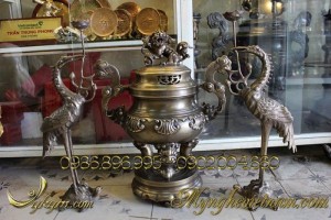 Bộ đỉnh đồng thờ gồm 1 thân đỉnh và đôi hạc thờ cúng.