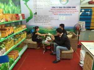 Nhân viên lễ tân đang pha trà mời khách dùng thử. Quý khách có thể đến 288A3 Nam Kỳ Khởi Nghĩa để thử trà