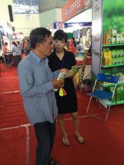 Nhân viên PG đang tư vấn cho khách hàng