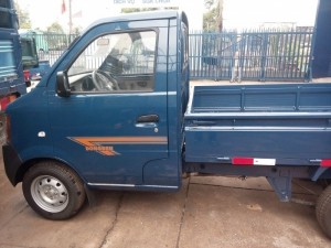 Không những thế với công nghệ sơn nano tĩnh điện đã mang tới độ bền cao cho thân và vỏ xe tải dongben 870kg . Hệ thống máy dập công nghệ tiên tiến, dây chuyền hàn hiện đại đã đem lại độ tinh xảo. Động cơ hiện đại tiên tiến tiêu chuẩn khí thải Euro 4 với công suất lớn đã mang đến sức mạnh cho dòng xe tải DongBen 870kg thùng lửng. Dập khuôn theo kiểu dáng của dòng xe nhật bản cộng với sự thiết kế sáng tạo của các kỹ sư tạo lên sự chắc chắn cho khung sườn DongBen 870kg thùng lửng. Thùng hàng rộng rãi làm tăng hiệu quả kinh tế cho người sử dụng, hiệu quả kinh tế cao, thân thiện với môi trường.
Xe tải dongben 870kg là dòng xe tải của Đài Loan hợp tác với GM Mỹ máy được bảo hành 3 năm với 100.000 km. Máy mạnh mẽ tiết kiệm nhiên liệu với 6l/100km.