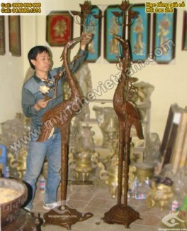 Các mẫu hạc đồng thờ cúng cung tiến bằng đồng.