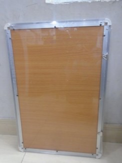 Mặt sau của bảng được ép tấm ván MDF vân gỗ
