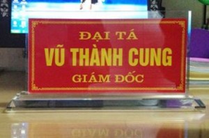 Kệ chức danh mica