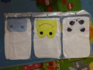 Thấm mồ hôi lưng cho bé