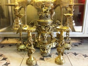 – Chất liệu: Đồng đỏ mắt cua
Bộ đỉnh gồm thân đỉnh hoa văn song long chầu mặt nguyệt, đế đỉnh mặt hổ phù giữa là bát quái 8 quẻ, nắp nghê chầu. Đôi hạc thờ cúng ngậm hoa sen đứng trên rùa đầu rồng.