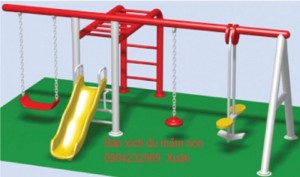 Xích đu thuyền rồng 3 ghế 9 chổ ngồi
Ghế, và đầu rồng, đuôi rồng bằng nhựa Compusit
Khung và sàn lắc làm bằng thép ống 49, có mái bằng bạc
Khung sàn cách mặt đấ 25cm an toàn cho trẻ khi chơi