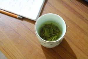 Nước pha và cánh chè