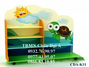 Kệ làm bằng ván MDF, tấm lưng dày 15mm, vẽ hình yêu thích