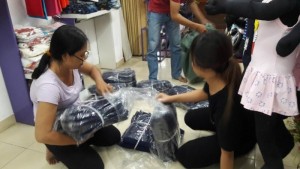 Hàng thời trang trẻ em - hàng tại cửa hàng - soạn đê giao cho khách hàng sỉ