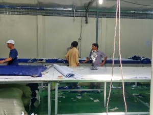 Công đoạn cắt, cắt rập tại xưởng may gia công Trang Trần