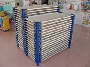 chuyên cung cấp giường ngủ mầm non giá thị trường , vừa kích cỡ , khi trẻ em nằm cảm thấy thoài mái và dễ ngủ