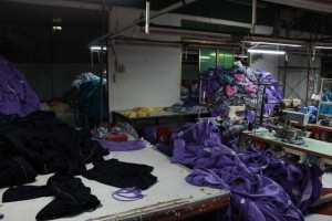Chuyền may theo công đoạn tại Xưởng may gia công Trang Trần | Xưởng may gia công Trang Trần luôn cố gắng đúng hạn và thực hiện tốt hợp đồng đã kí kết, nhằm tạo dựng niềm tin với khách hàng.