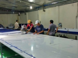 Công đoạn cắt, cắt rập tại Xưởng may gia công Trang Trần | Đội ngũ thiết kế được xưởng đào tạo bài bản mà Xưởng may gia công Trang Trần luôn cho ra thị trường nhiều mẫu sản phẩm đẹp, rẻ, phù hợp và đáp ứng được nhu cầu của khách hàng.