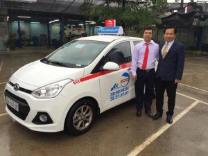 Giám đốc Trung tâm vận tải Taxi Nguyễn Quang Sơn giao xe cho lái xe đi kinh doanh