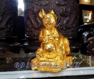 Tượng Chuột mạ vàng,đủ bộ 12 con giáp mạ vàng nằm trên đống tiền phong thủy bên cạnh là đàn con biểu tượng cho hạnh phúc sung túc ấm áp đủ đầy.
• Siêu Thị Đồ Đồng
• SĐT: 0938 905 333