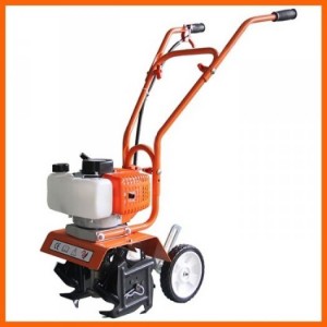 Có bánh xe nhựa nhỏ gọn, thuận tiện cho di chuyển
Máy thích hợp cho các đồn điền chè, vườn cây ăn trái, vườn rau.