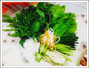 Rau rừng và bún ăn kèm với nem