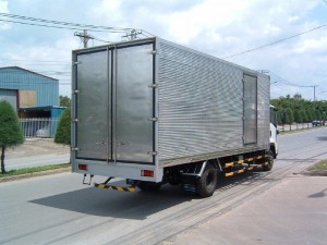 Isuzu NQR75L 5.5 tấn thùng kín nhập khẩu Nhật Bản