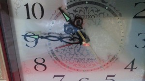 Đồng hồ để bàn lên giây Seiko