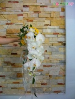Hoa cưới sang trọng kiêu sa với Lan hồ điệp trắng - HC034