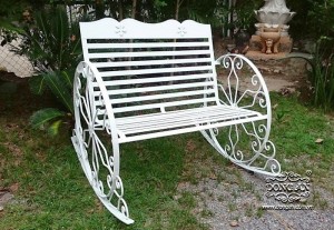 Ghế xích đu sắt này khá gọn gàng và đơn giản nhưng vẫn có thể đong đưa nhẹ nhàng. Với thiết kế mới này, ghế xích đu sắt đã tạo thêm cho bạn nhiều lựa chọn mới mẻ và độc đáo.