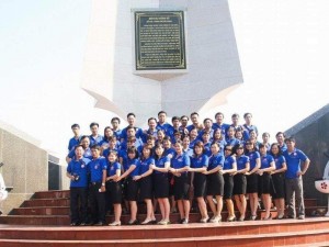 ảnh khách hàng mặt áo đồng phục được may từ Xưởng May Gia Công Trang Trần.