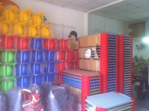 Giường Carô có kích thước:dài 120cm x ngang 60cm
khung giường bằng sắt 1ly2 sơn tỉnh điện, 4 chân giường làm bằng nhựa dẻo PP.
Vải dệt từ sợi Coton bọc nhựa chống thấm nước, vệ sinh dể dàng và mau khô, rất phù hợp với lứa tuổi mầm non.