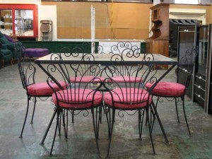 Hoa văn được uốn rèn tạo thành hình đuôi chim công đầy bắt mắt và ấn tượng.