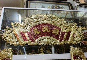 Hoành phi câu đối đồng: Đức Lưu Quang
Kích thước: 1m55
Chất liệu: Đồng vàng nguyên chất, sơn nền đỏ
Sản phẩm được chế tác trên đồng tấm nhập ngoại nguyên chất, theo phương pháp thủ công mỹ nghệ chạm đồng truyền thống.