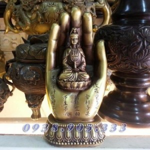Bàn tay phật quan thế âm bồ tát bằng đồng.
Kích thước: Cao 16cm
Chất liệu: Đồng
Trên bàn tay có hình tượng quan thế âm bồ tát, khắc bát nhã tâm kinh, sản phẩm phù hợp với trang trí phong thủy, cầu bình an, may mắn tới nhà.
