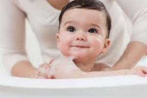 Tắm cho trẻ bằng dầu tràm Nhị Long kết hợp Masage