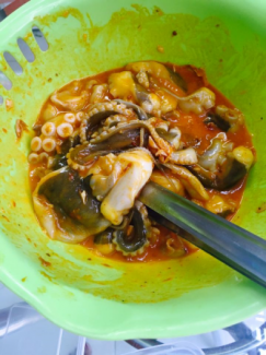 Bạch tuộc câu hai da ướp sate, thơm ngon.
Giá 200k/ kg, hộp 100k