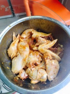 Gà ta xuất xứ tây ninh ướp muối ớt . cắt vưa vừa cho nhanh chính .200k kg hộp 600gr 120k