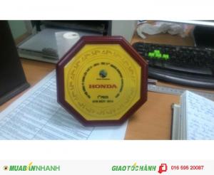 Biểu trưng bát giác, có chân âm đằng sau