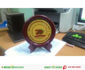 Biểu trưng hình tròn, có 2 chân đỡ