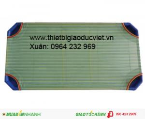 khung giường bằng sắt vải xanh rêu , sắt phi 21 dày 1ly2 sơn tỉnh điện, 4 chân giường làm bằng nhựa dẻo PP.
Vải dệt từ sợi Coton bọc nhựa chống thấm nước, vệ sinh dể dàng và mau khô, rất phù hợp với lứa tuổi mầm non.