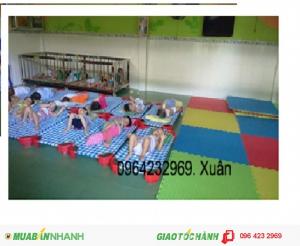 khung giường bằng sắt vải Carô , sắt phi 21 dày 1ly2 sơn tỉnh điện, 4 chân giường làm bằng nhựa dẻo PP.
Vải dệt từ sợi Coton bọc nhựa chống thấm nước, vệ sinh dể dàng và mau khô, rất phù hợp với lứa tuổi mầm non.