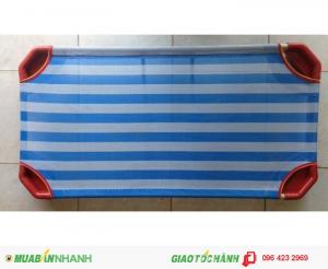 Giường ngù mầm non
Có kích thước:dài 120cm x ngang 60cm cao 10cm
khung giường bằng sắt vải xanh dương , sắt phi 21 dày 1ly2 sơn tỉnh điện, 4 chân giường làm bằng nhựa dẻo PP.
Vải dệt từ sợi Coton bọc nhựa chống thấm nước, vệ sinh dể dàng và mau khô, rất phù hợp với lứa tuổi mầm non.