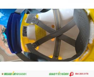 Mũ có quai đeo và núm vặn điều chỉnh theo kích cỡ đầu rất linh hoạt.
Trong mũ có lót lớp xốp để tăng thêm độ an toàn.