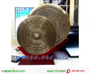 Biểu trưng mặt trống đồng cổ việt nam đk 20cm.
Chất liệu: Đồng vàng
Kích thước: Đk mặt trống 30cm, chiều cao 40cm tổng thể.
Qui cách: Đúc hút chân không tinh xảo, đúc toàn bộ đồng nguyên khối.