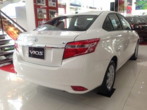 Khuyến Mãi Toyota Vios 2017 Số Sàn màu trắng ngọc trai mới 100%. Mua Trả Góp Chạy Uber Grab chỉ từ 90Tr