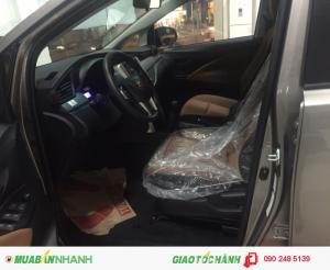 Innova 2.0e màu nâu, giao ngay khuyến mãi lớn.